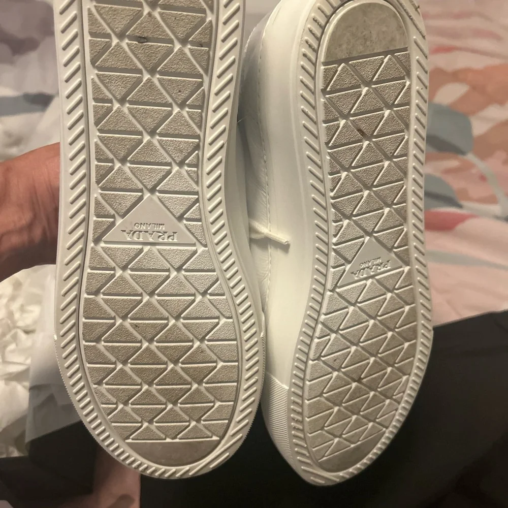 AUTHENTIC PRADA logo tennis shoes. - Picture 15 of 16